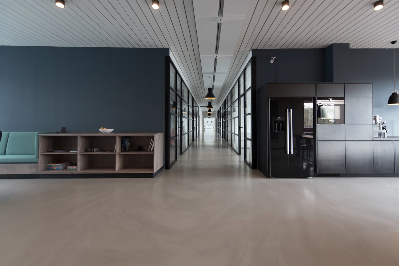 Lichte thuiswerkplek met houten bureau en plant